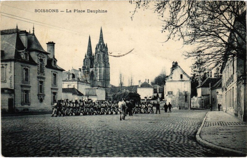 Carte postale ancienne Militaire - Soissons - La Place Dauphine à Soissons