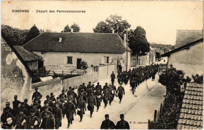 Carte postale ancienne Militaire - Sissonne - Départ des Permissionnaires à Sissonne