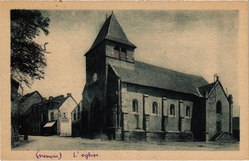 Carte postale ancienne Neuvic-d'Ussel - L'Eglise et la Place à Neuvic