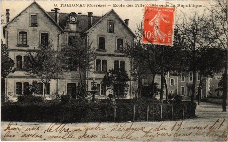 Carte postale ancienne Treignac - Ecole des Filles - Place de la Republique à Treignac