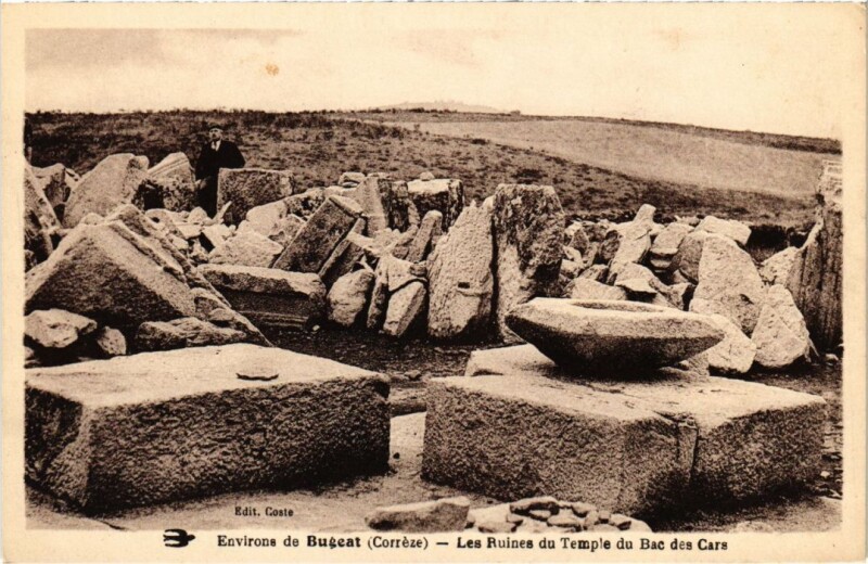 Carte postale ancienne Environs de Bugeat - Les Ruines du -temple du Bac des Cars à Bugeat