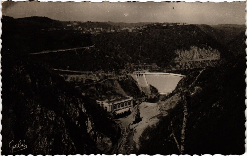 Carte postale ancienne Environs de Neuvic-d'Ussel - Le Barrage et l'Usine de Mareges à Neuvic