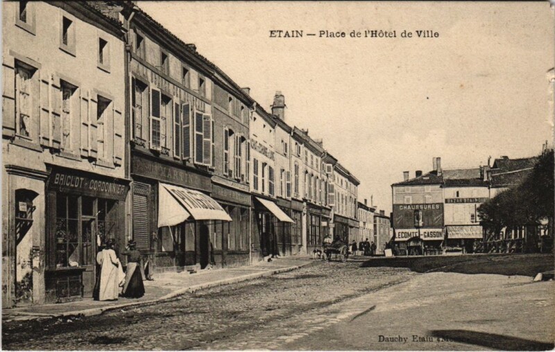 Carte postale ancienne Etain - Place de l'Hotel de Ville à Étain