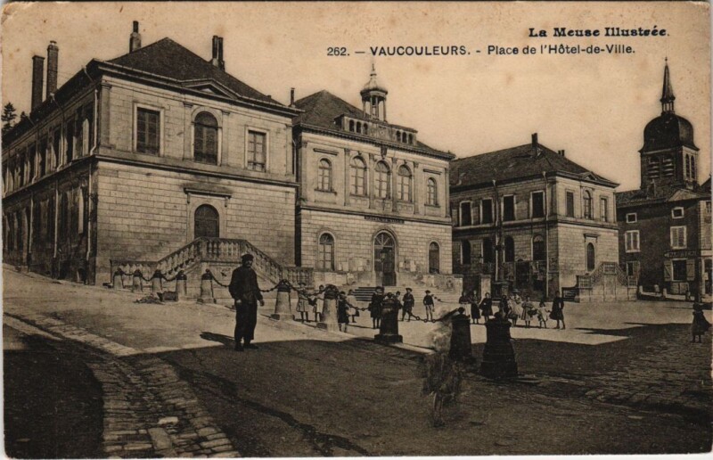 Carte postale ancienne Vaucouleurs - Place de l'hotel de ville à Vaucouleurs