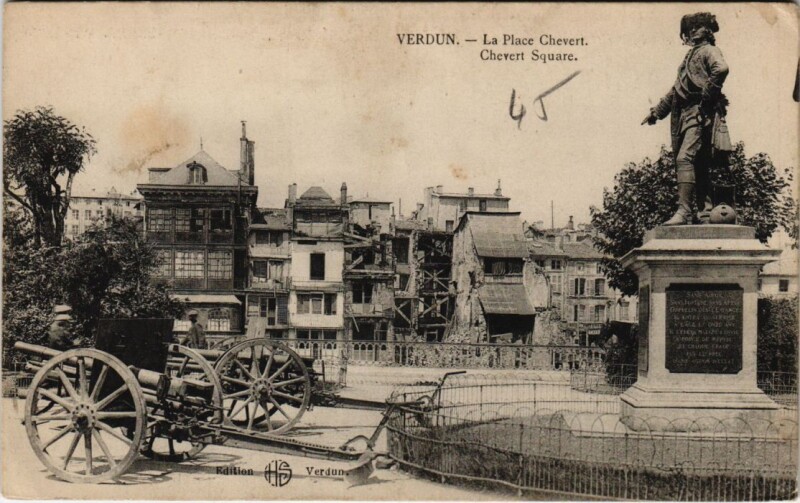 Carte postale ancienne Verdun - La place chevert à Verdun