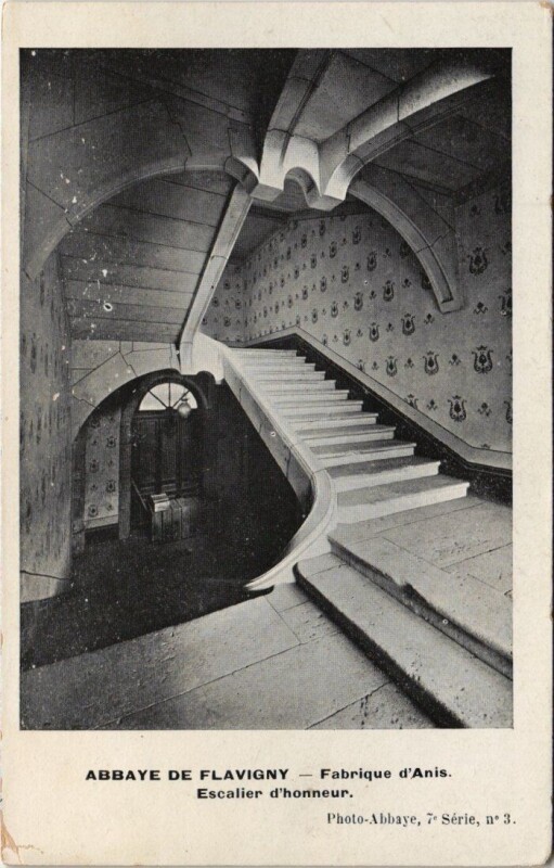 Carte postale ancienne Abbaye de Flavigny - Escalier d'Honneur