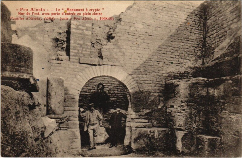 Carte postale ancienne Pro Alesia - Le Monument a crypte