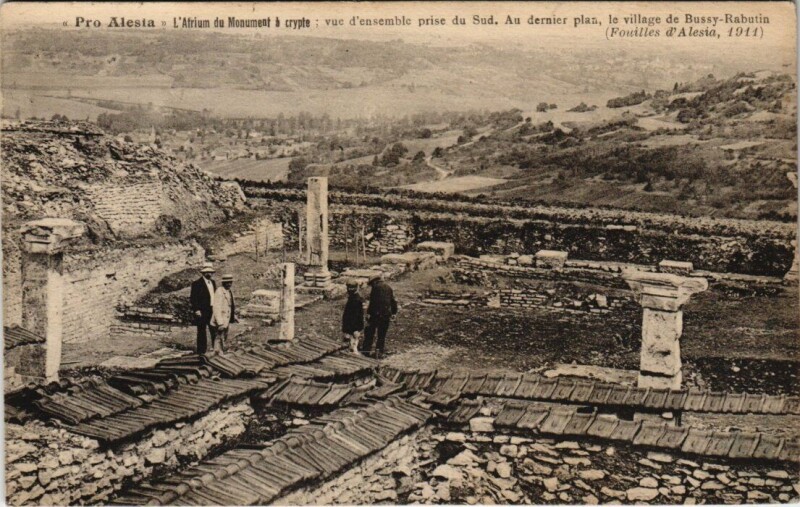 Carte postale ancienne Pro Alesia - L'Afrium du Monument a crypte