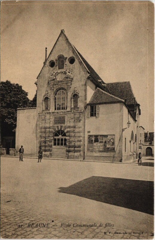 Carte postale ancienne Beaune - Ecole Communlae des Filles à Beaune