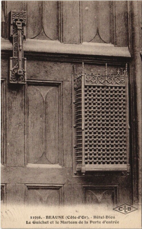 Carte postale ancienne Hotel-Dieu de Beaune - Le guichet et le marteau de la porte à Beaune
