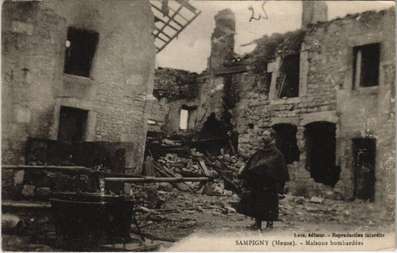 Carte postale ancienne Sampigny - Maisons bombardées à Sampigny