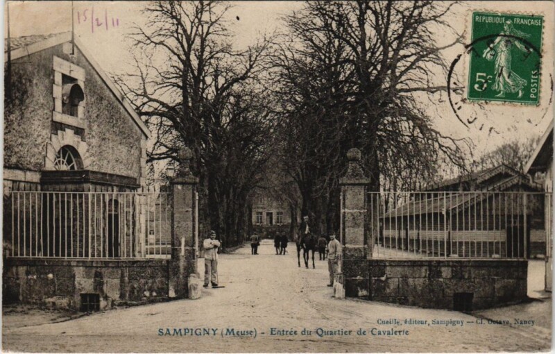 Carte postale ancienne Sampigny - Entree du quartier de cavalerie à Sampigny