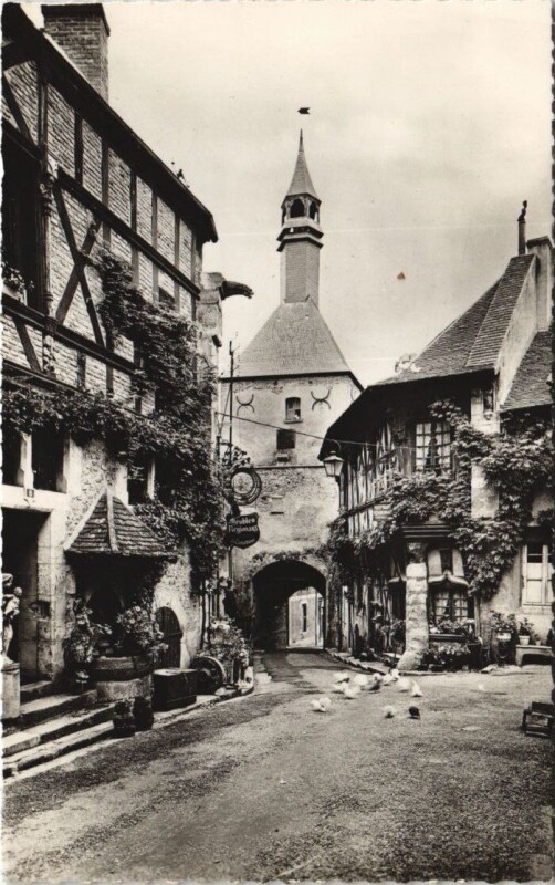 Carte postale ancienne Bourbon-Lancy Thermal Le Beffroi et la Maison de Bois à Bourbon-Lancy