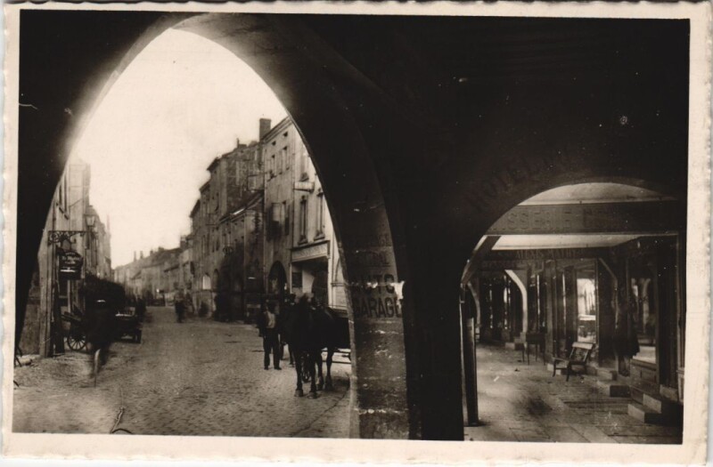 Carte postale ancienne Louhans - La Grande Rue à Louhans