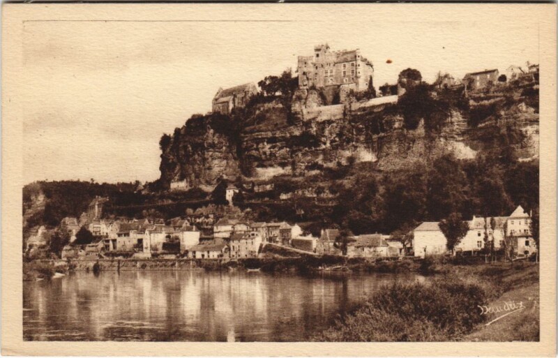 Carte postale ancienne Chateau feodal de Beynac et Village