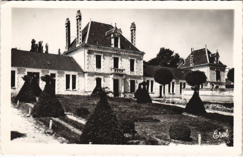 Carte postale ancienne Riberac - L'Ecole des filles et le square à Ribérac