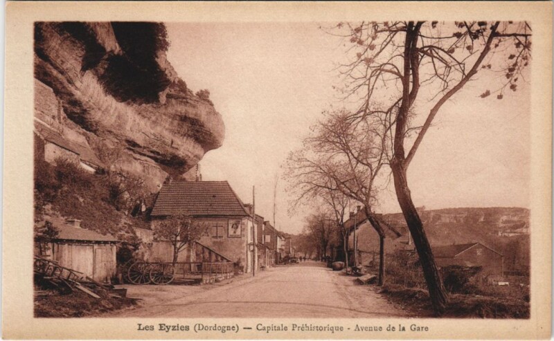 Carte postale ancienne Les Eyzies - Capitale Prehistorique - Avenue de la Gare aux Eyzies