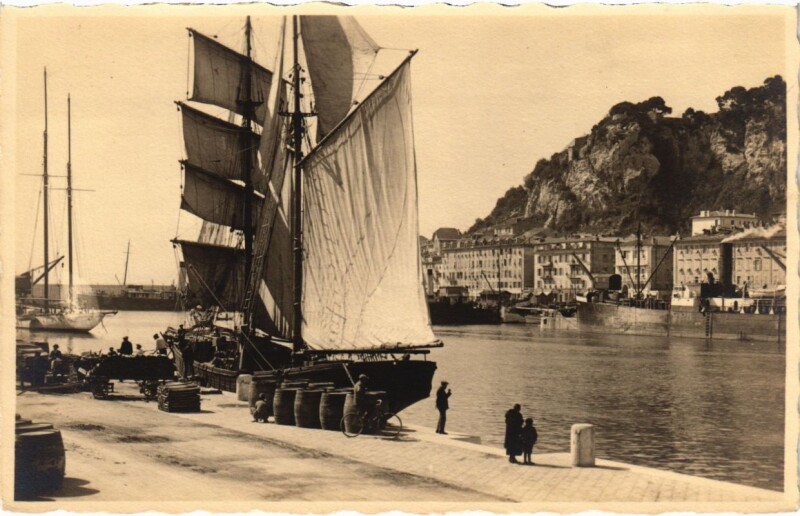 Carte postale ancienne Nice- Dans le Port France