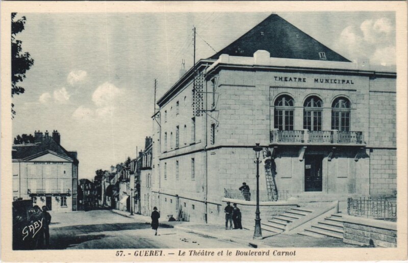 Carte postale ancienne Gueret - Le Theatre et le Boulevard Carnot à Guéret