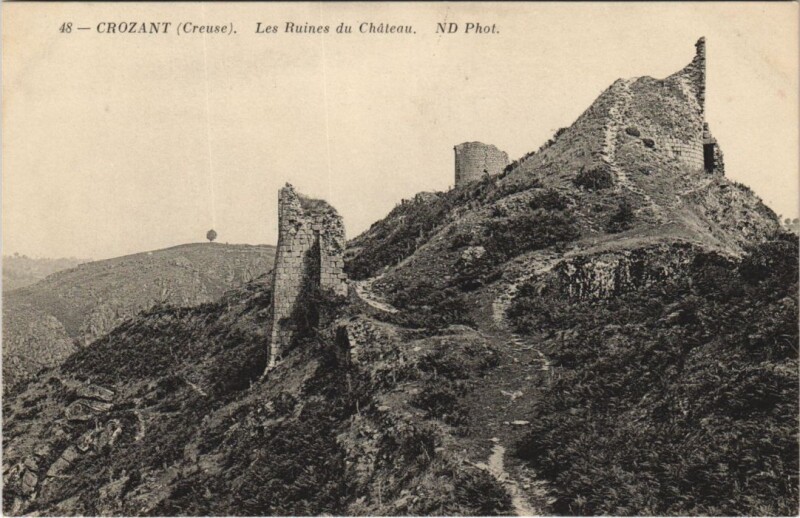 Carte postale ancienne Crozant. Les Ruines du Chateau à Crozant