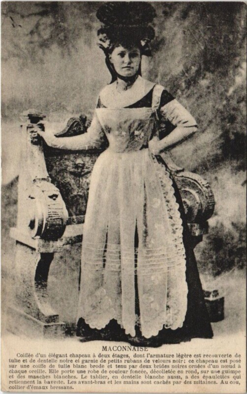 Carte postale ancienne Maconnaise Coiffée d'uin elegant chapeau