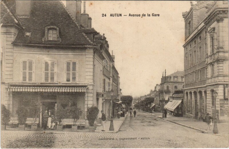 Carte postale ancienne Autun - Avenue de la Gare à Autun