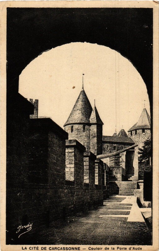 Carte postale ancienne Carcassonne Couloir de la Porte d'Aude France à Carcassonne