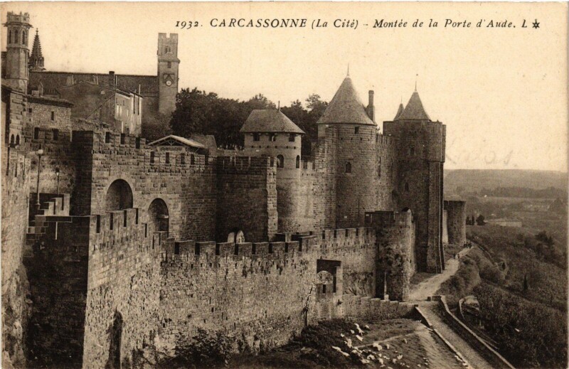 Carte postale ancienne Carcassonne Montee de la Porte d'Aude France à Carcassonne