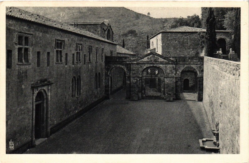 Carte postale ancienne Abbaye de Fontfroide Dans le fond, l'ancienne chapelle France