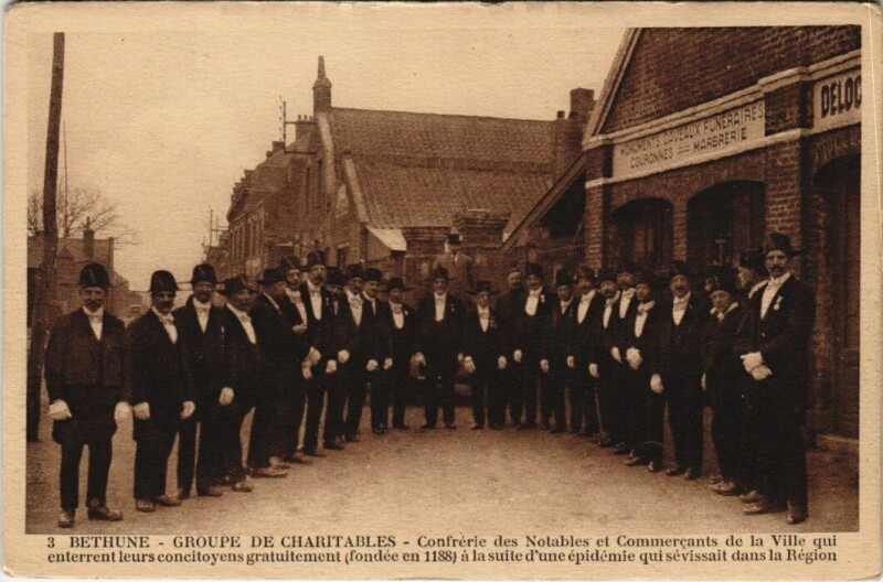 Carte postale ancienne Bethune - Groupe de Charitables à Béthune