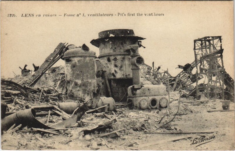 Carte postale ancienne Lens en ruines-Fosse, ventilateurs-Pit's first the ventilators
