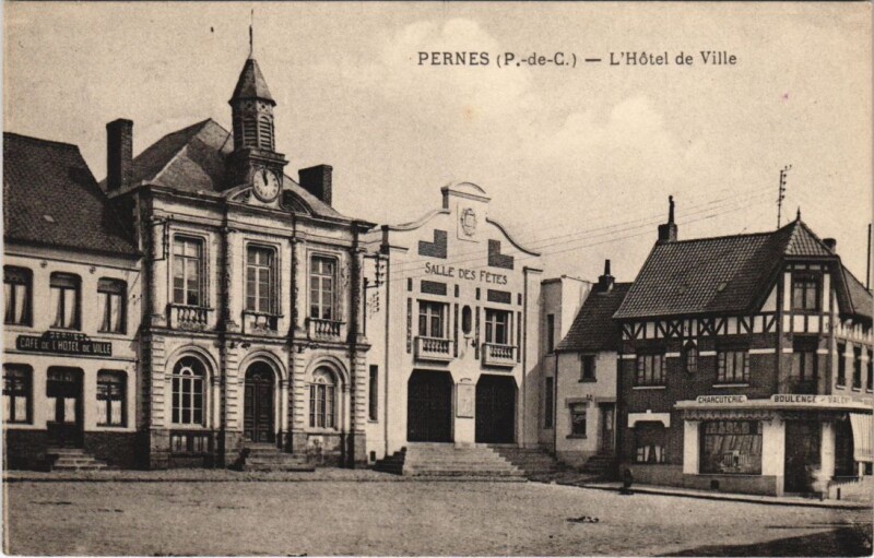 Carte postale ancienne Pernes Hotel de Ville à Pernes