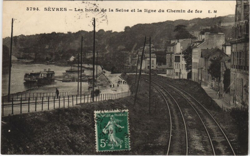 Carte postale ancienne Sevres - Les bords de la Seine et la ligne du Chemin de fer à Sèvres