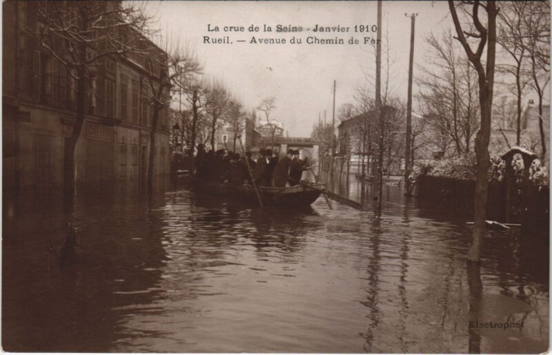 Carte postale ancienne Rueil - Avenue du Chemin de Fer