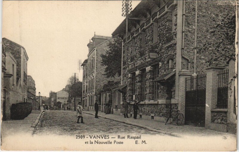 Carte postale ancienne Vanves - Rue Raspail et la Nouvelle Poste à Vanves