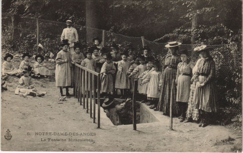 Carte postale ancienne Notre-Dame-Des-Anges - La Fontaine Miraculeuse
