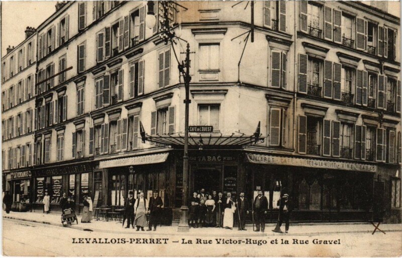 Carte postale ancienne Levallois-Perret - La Rue Victor-Hugo et la Rue Gravel à Levallois-Perret