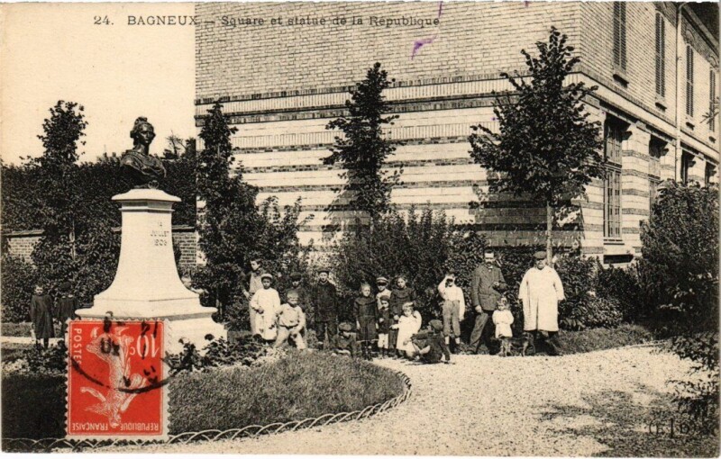 Carte postale ancienne Bagneux - Square et stature de la République à Bagneux