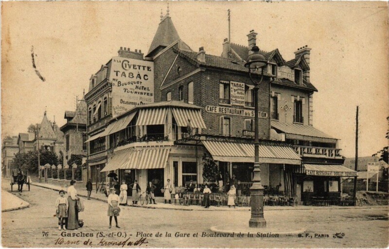 Carte postale ancienne Garches - Place de la Gare et Boulevard de la Station à Garches