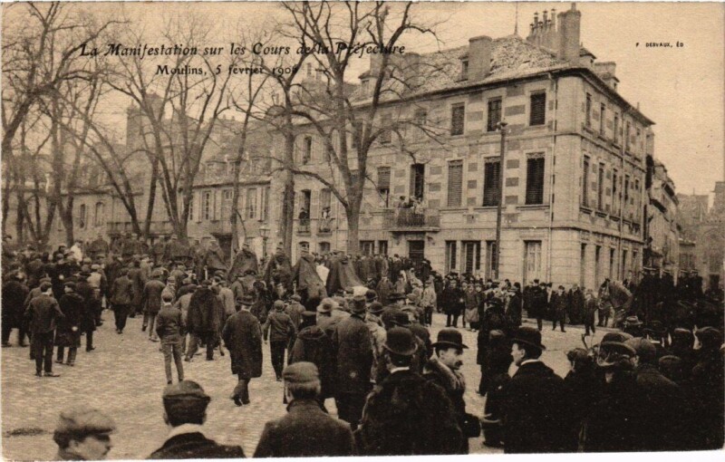 Carte postale ancienne Moulins - La Manifestation sur les Cours de la Préfecture à Moulins