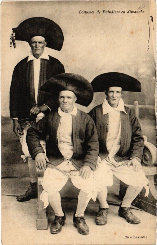 Carte postale ancienne Lassalle - Costumes de Paludiers en dimanche