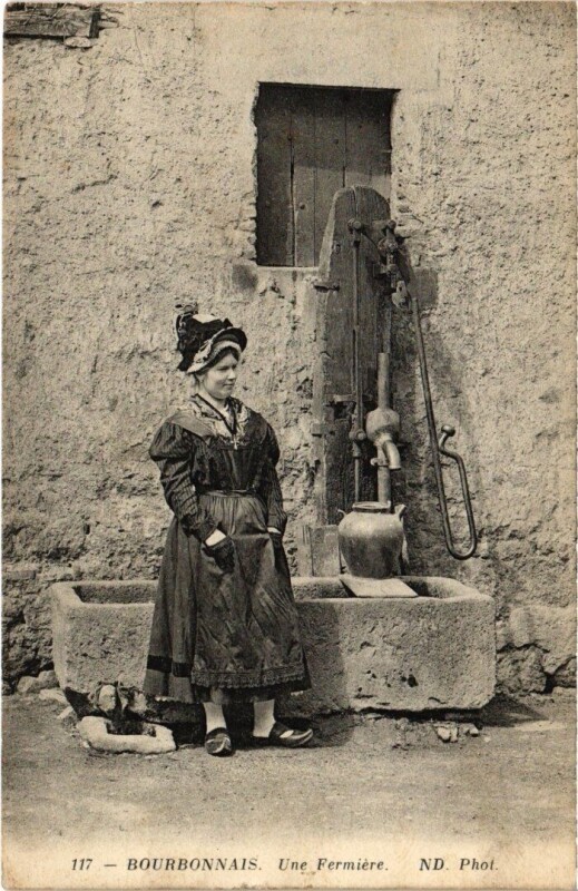 Carte postale ancienne Bourbonnais - Une Fermiere