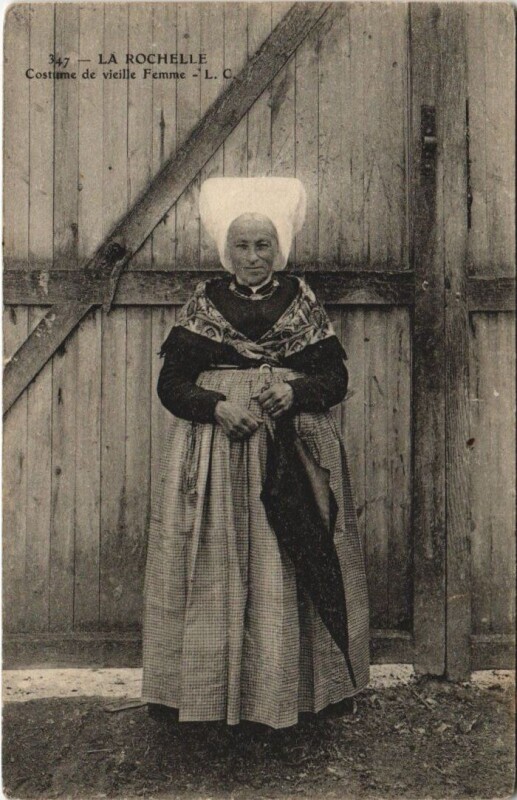 Carte postale ancienne La Rochelle-Costume de vieille Femme à La Rochelle