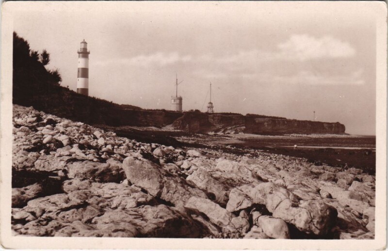Carte postale ancienne Saint-Denis-d'Oleron-Les Falaises et le Phare de Chassiron