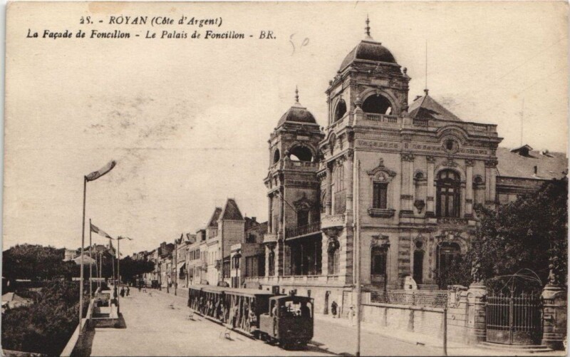 Carte postale ancienne Royan-La Facade de Foncillon-Le Palais de Foncillon à Royan
