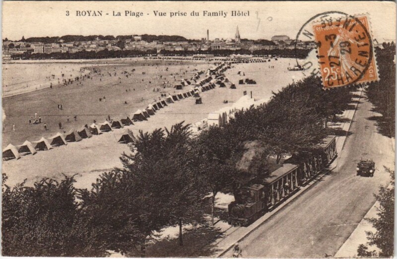 Carte postale ancienne Royan-La Plage-Vue prise du Family Hotel à Royan