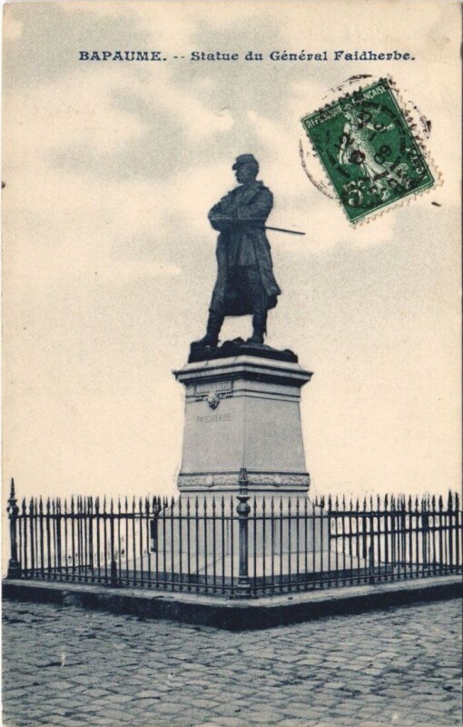Carte postale ancienne Bapaume-Statue du Général Faidherbe à Bapaume