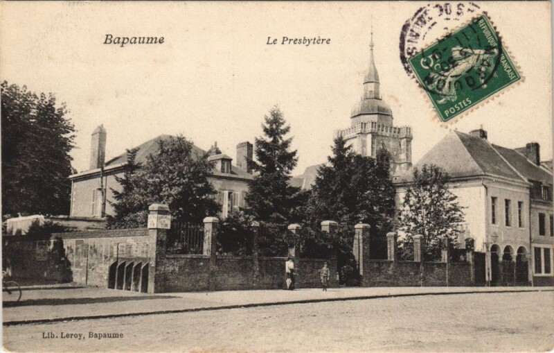 Carte postale ancienne Bapaume-Le Presbytére à Bapaume
