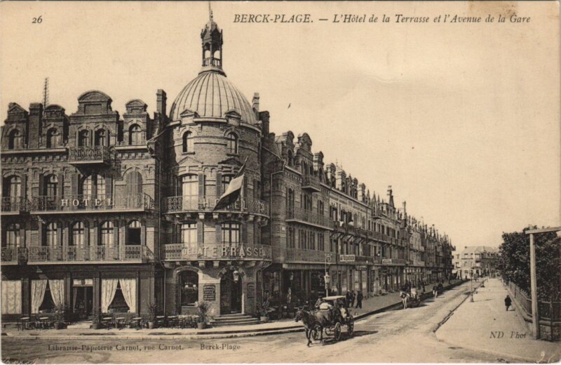 Carte postale ancienne Berck-Plage-L'Hótel de la Terrasse et l'Avenue de la Gare à Berck