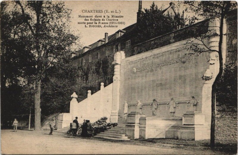 Carte postale ancienne Chartres-Monument elevé a la Mémoire à Chartres